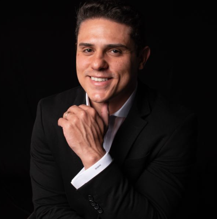 Retrato profissional de Dr. Frederico Chaves.