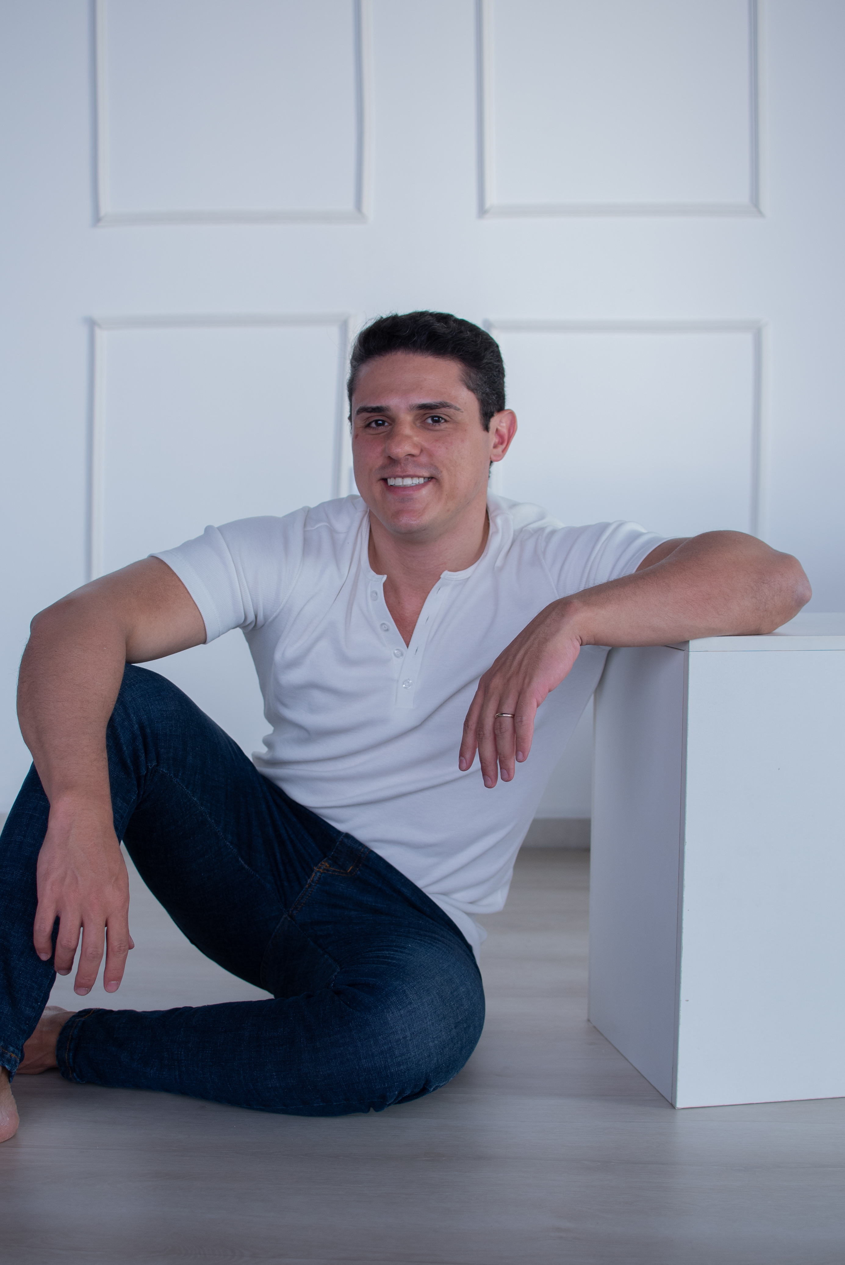 Retrato profissional de Dr. Frederico Chaves.